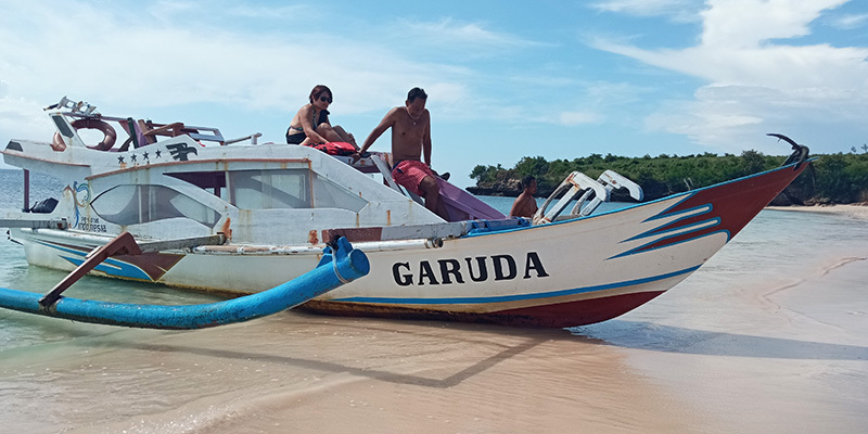 pink-beach-tour-boat